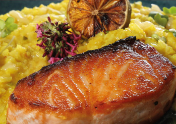 Salmão gralhado na manteiga de ervas e alcaparras
